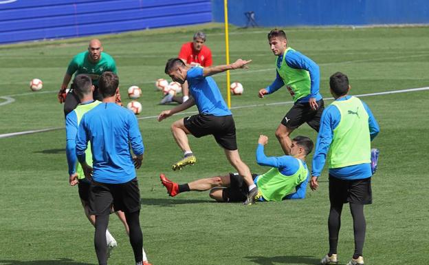 Los jugadores del Eibar disputan un partidillo durante un entrenamiento en las instalaciones de Atxabalpe. 