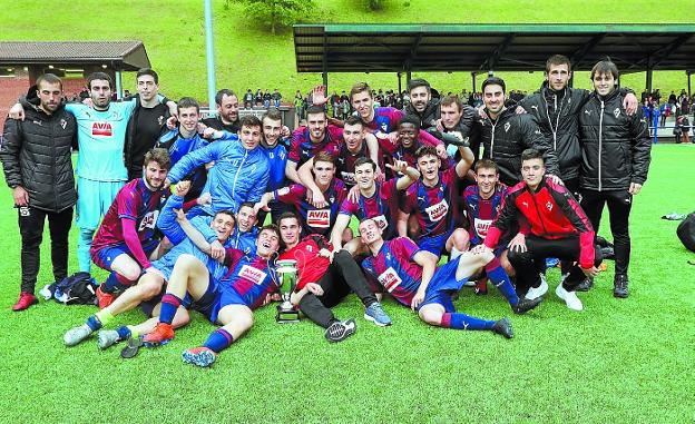 El Eibar Urko recibió la Copa de la Liga