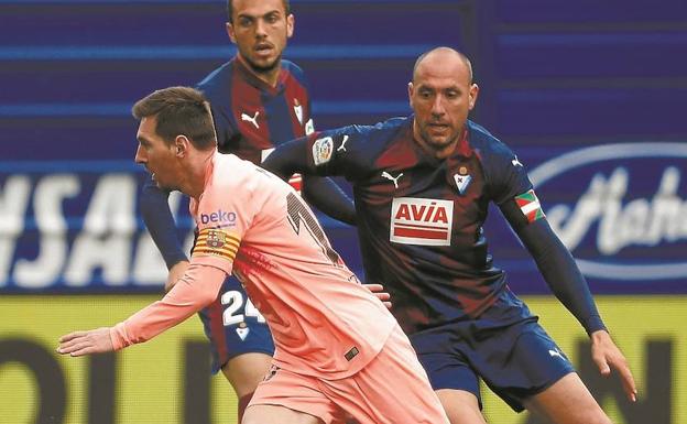 Ramis sigue atentamente el balón que conduce Messi en el último choque en Ipurua.