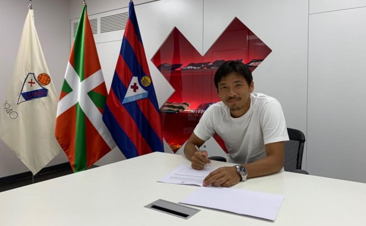Inui ha firmado este miércoles su nuevo contrato con el Eibar