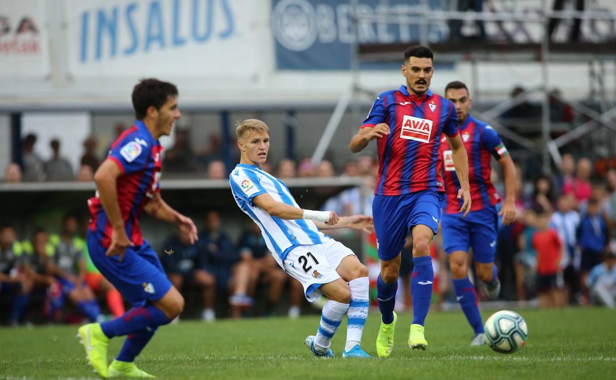 Sergio Álvarez jugó de pivote en el mediocampo. 