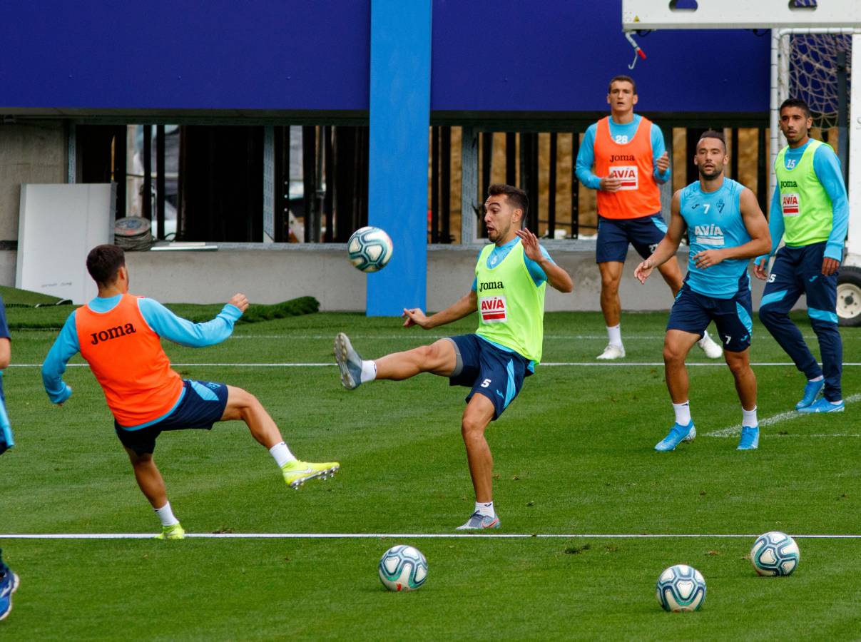 El conjunto armero ha desarrollado su entrenamiento del día en Ipurua, donde jugará este fin de semana por primera vez esta temporada.