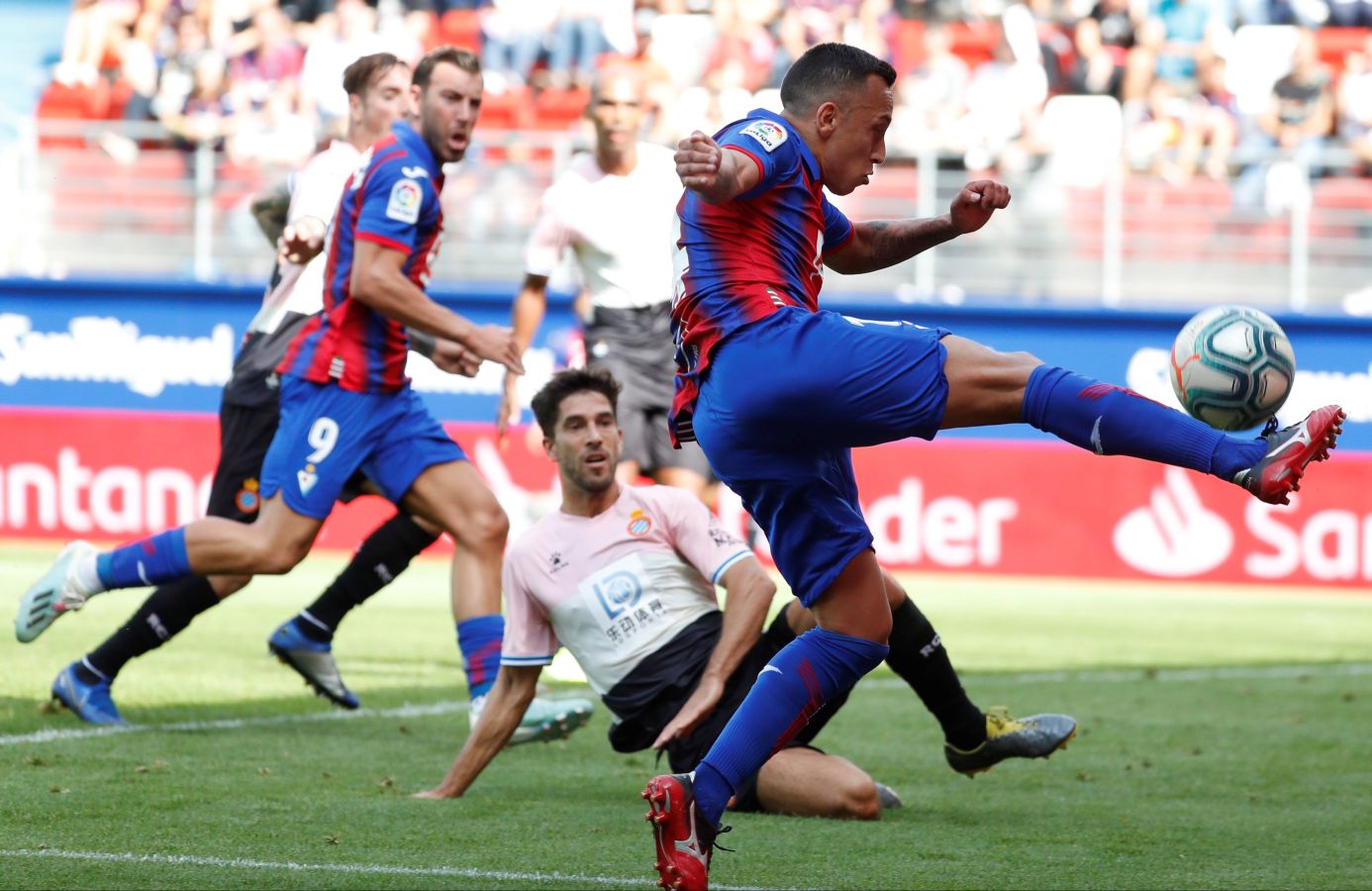 Los armeros caen en Ipurua tras remontar el Espanyol el gol inicial de Ramis (1-2)