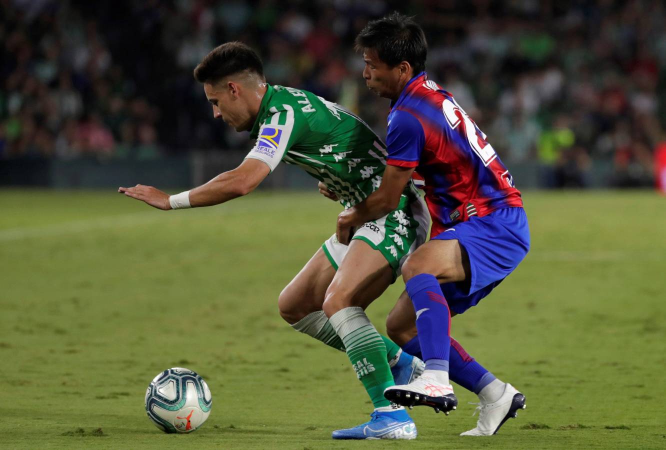 El Benito Villamarín ha sido el escenario en el que se han medido estos dos equipos en el partido que ha dado comienzo a la octava jornada. 