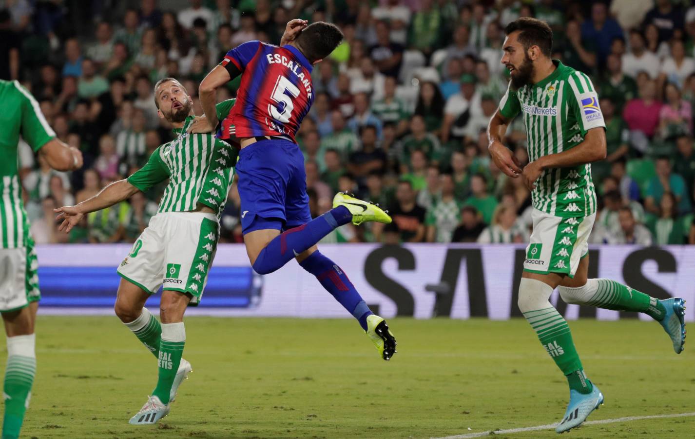 El Benito Villamarín ha sido el escenario en el que se han medido estos dos equipos en el partido que ha dado comienzo a la octava jornada. 
