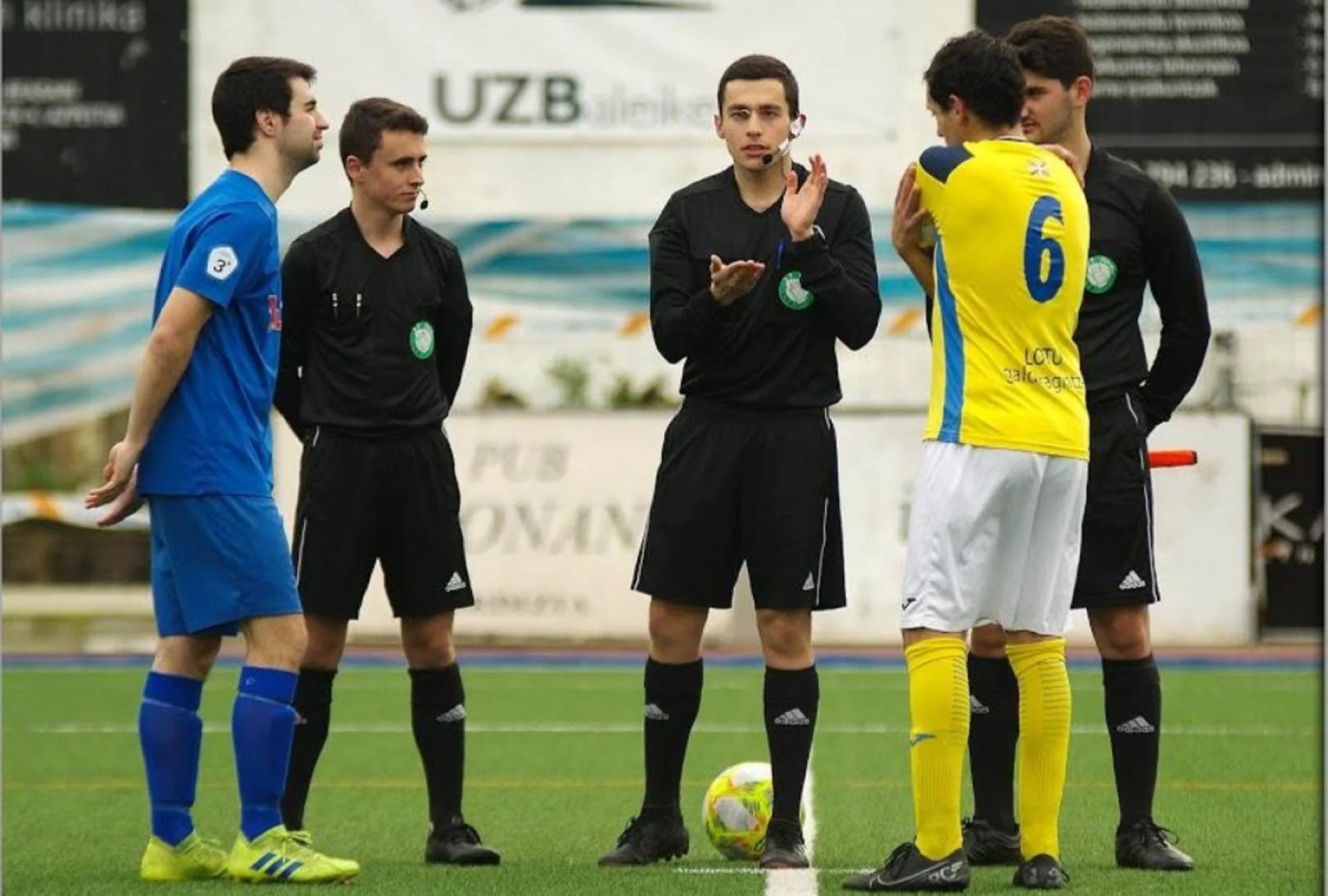 Alex Higuera en el sorteo de campo del partido Ordizia-Aretxabaleta. 