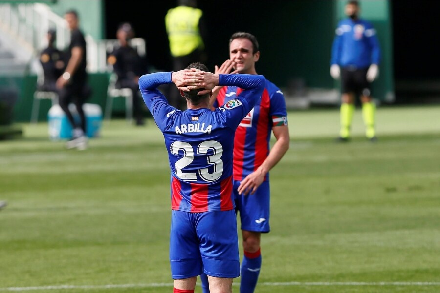 n Eibar estéril en ataque prologa su racha negativa con una hiriente derrota ante un Elche que no necesitó más que una ocasión para ganar. 