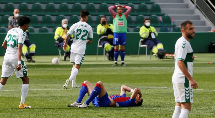 n Eibar estéril en ataque prologa su racha negativa con una hiriente derrota ante un Elche que no necesitó más que una ocasión para ganar. 