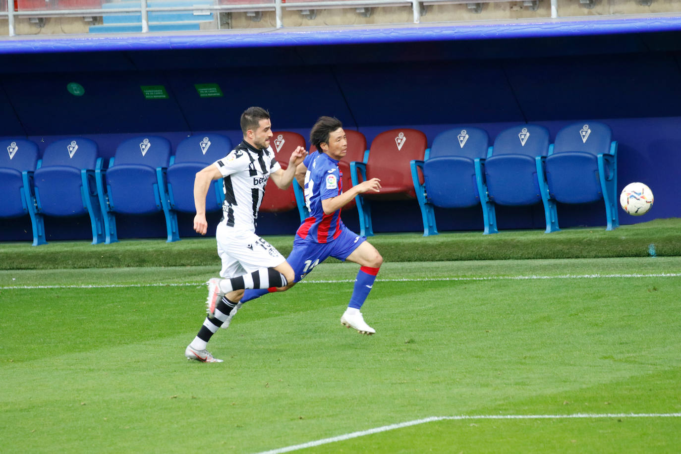 El conjunto de José Luis Mendilibar se mide al Levante en Ipurua en un duelo crucial en la lucha por la permanencia. 