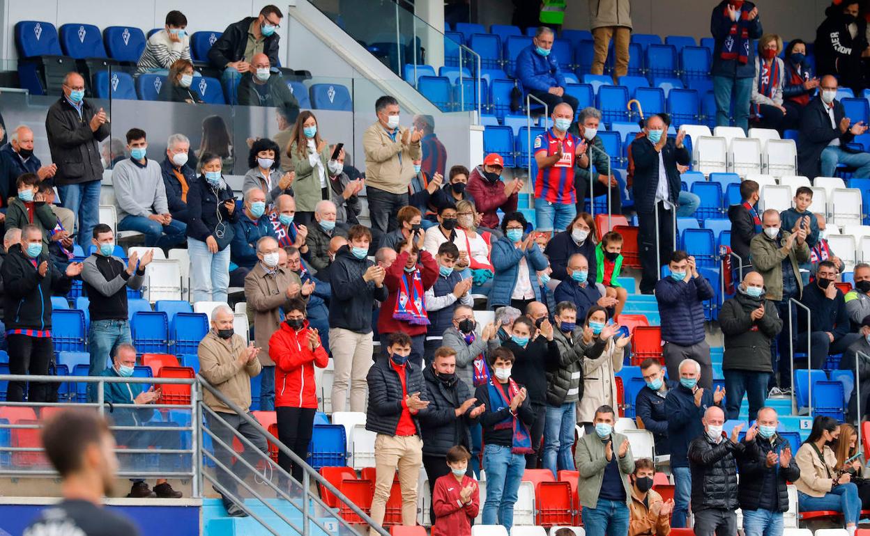 Aficionados del Eibar en el choque en Ipurua ante el Ibiza.