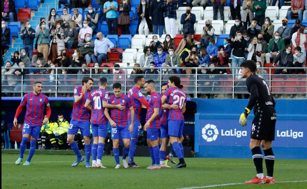 Los jugadores del Eibar celebran el primer gol del partido del viernes, ante el portero del Sanse, Gaizka Ayesa. 