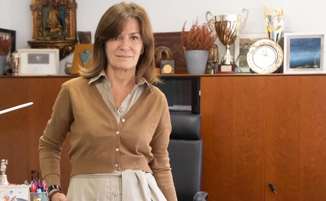 Amaia Gorostiza, presidenta de la SD Eibar, posa en su despacho desde el que gestiona el club armero. 
