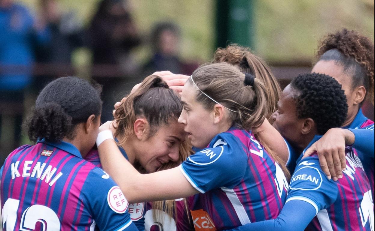 Las jugadoras armeras celebran uno de sus goles. 