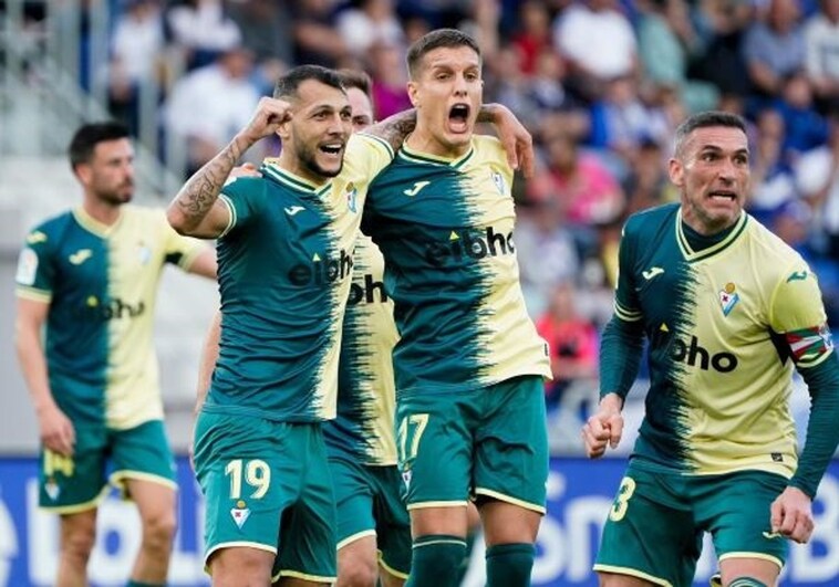 Los jugadores del Eibar celebran el gol de la victoria