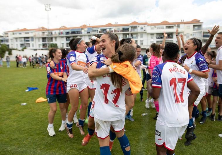 Las jugadoras del Eibar celebran en el ascenso.