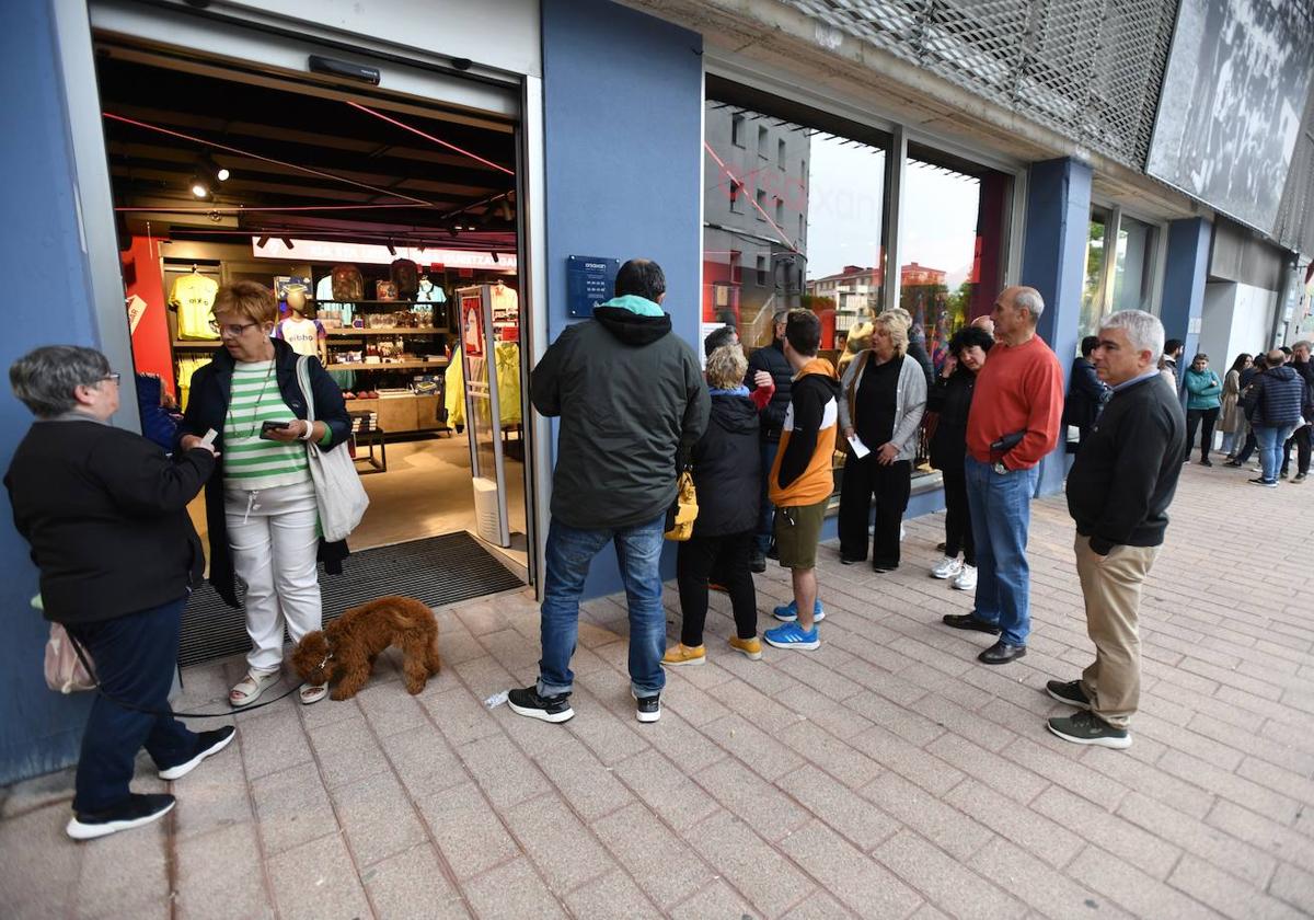 Aficionados del Eibar haciendo cola para el partido ante el Rácing.