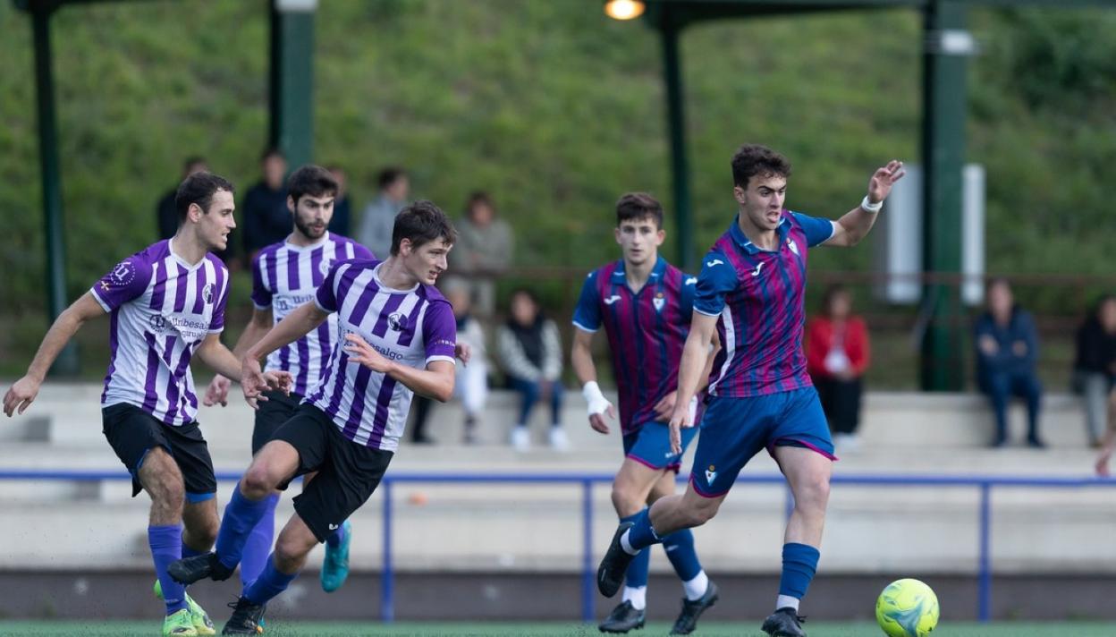 Partido del Eibar Urko ante el Mondragón en Unbe. 