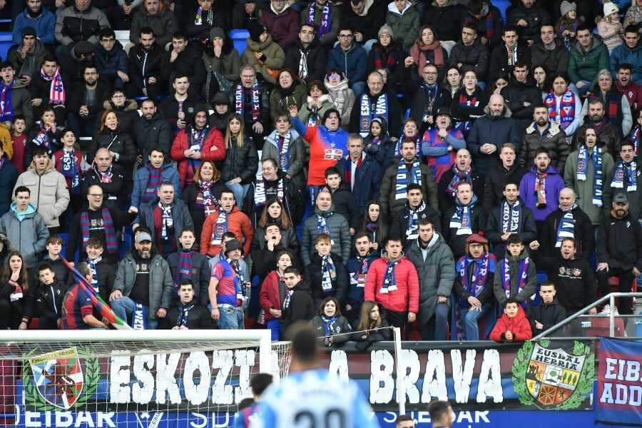 Fotos: El Eibar se hace más líder