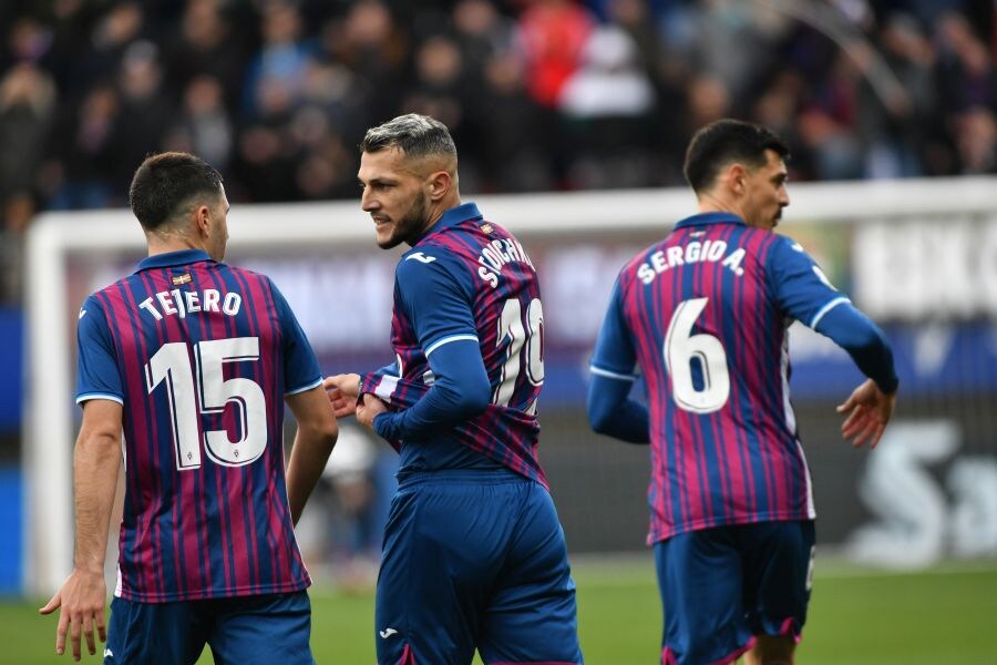 Fotos: El Eibar se hace más líder