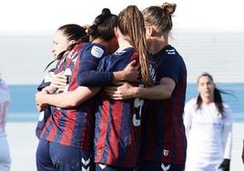 Las jugadoras del Eibar celebran un gol ante el Madrid Femenino.