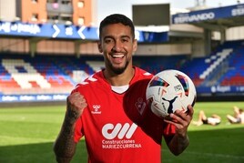 Matheus Pereira juguetea con un balón ayer en Ipurua.