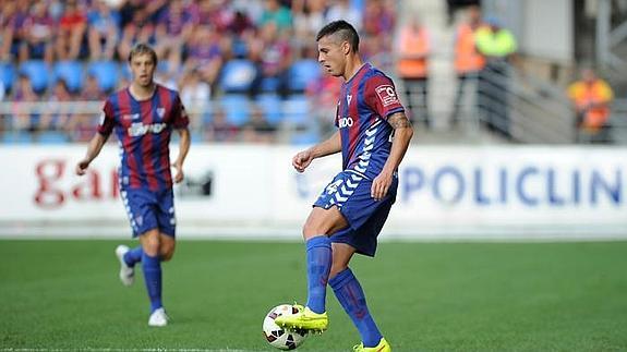 Abraham Minero, con Javi Lara al fondo. 