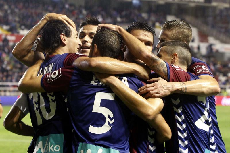 Los jugadores del Eibar celebran su tercer gol ante el Rayo Vallecano