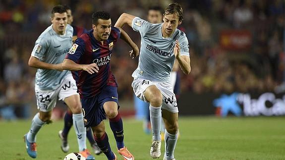 Javi Lara persigue a Pedro en el partido disputado en el Camp Nou.