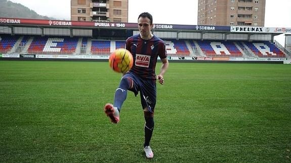 Kike Garcia, durante su presentación en Ipurua como nuevo jugador del Eibar. 