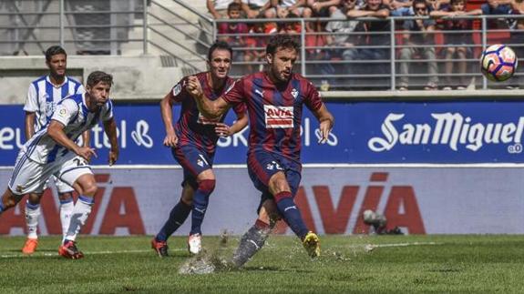 Pedro León ha lanzado mal el penalti y lo ha mandado fuera de Ipurua. / EFE