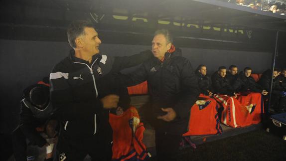 Mendilibar y Caparrós se saludan en la previa del partido. 