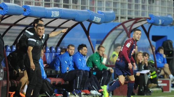 Mendilibar dirige a sus jugadores durante el partido