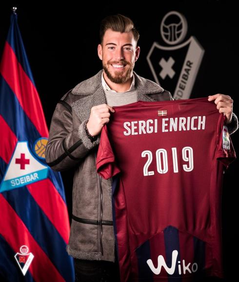 Sergi Enrich, con la camiseta del Eibar y el número 2019, fecha de su nueva vinculación con el club