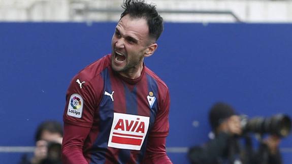 El delantero del Eibar Kike García celebra su gol marcado al Espanyol 