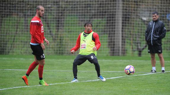Takashi Inui, en el entrenamiento de este martes en Atxabalpe junto a Gálvez y Mendilibar. 