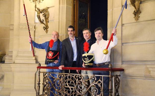 Goia y Gurpegui con los Tambor Mayor de izada, Jose Ramón Mendizabal, y arriada, Aitor Oyarzábal.
