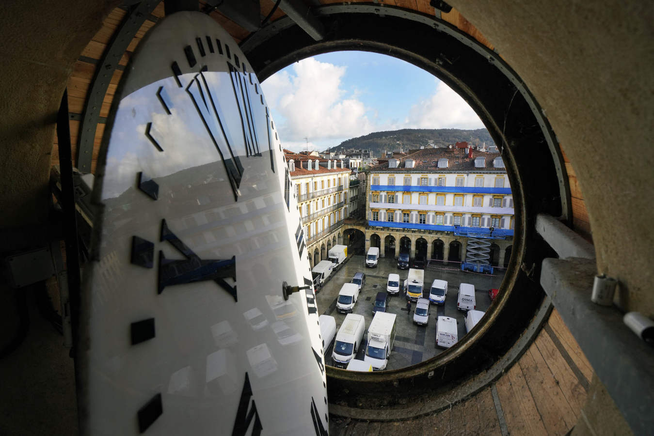 El reloj de la plaza de la Constitución se pone a punto para la gran fiesta de la tamborrada. Los técnicos de mantenimiento desmontaron la esfera para pintar las agujas 