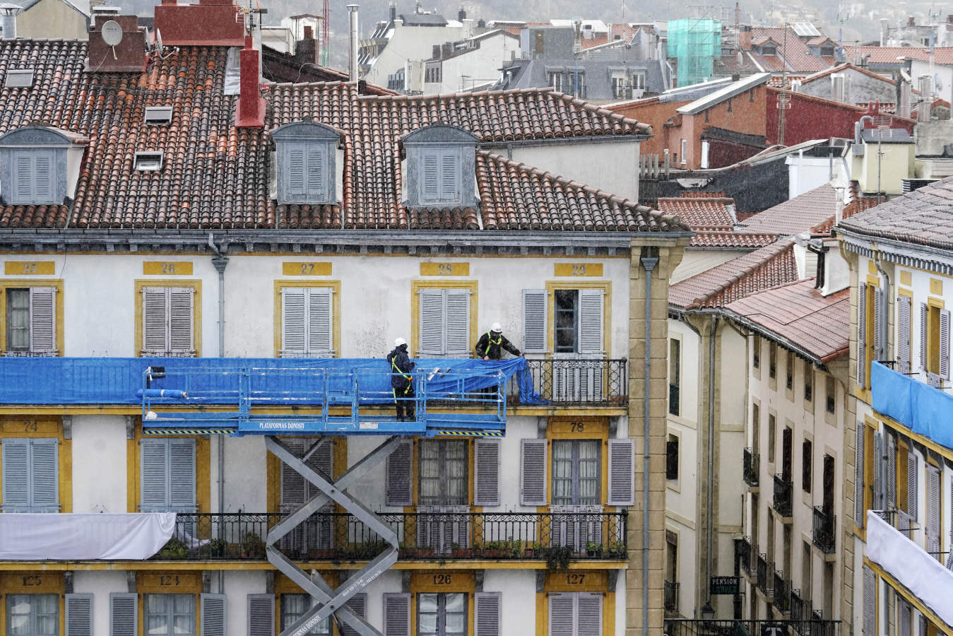 El reloj de la plaza de la Constitución se pone a punto para la gran fiesta de la tamborrada. Los técnicos de mantenimiento desmontaron la esfera para pintar las agujas 