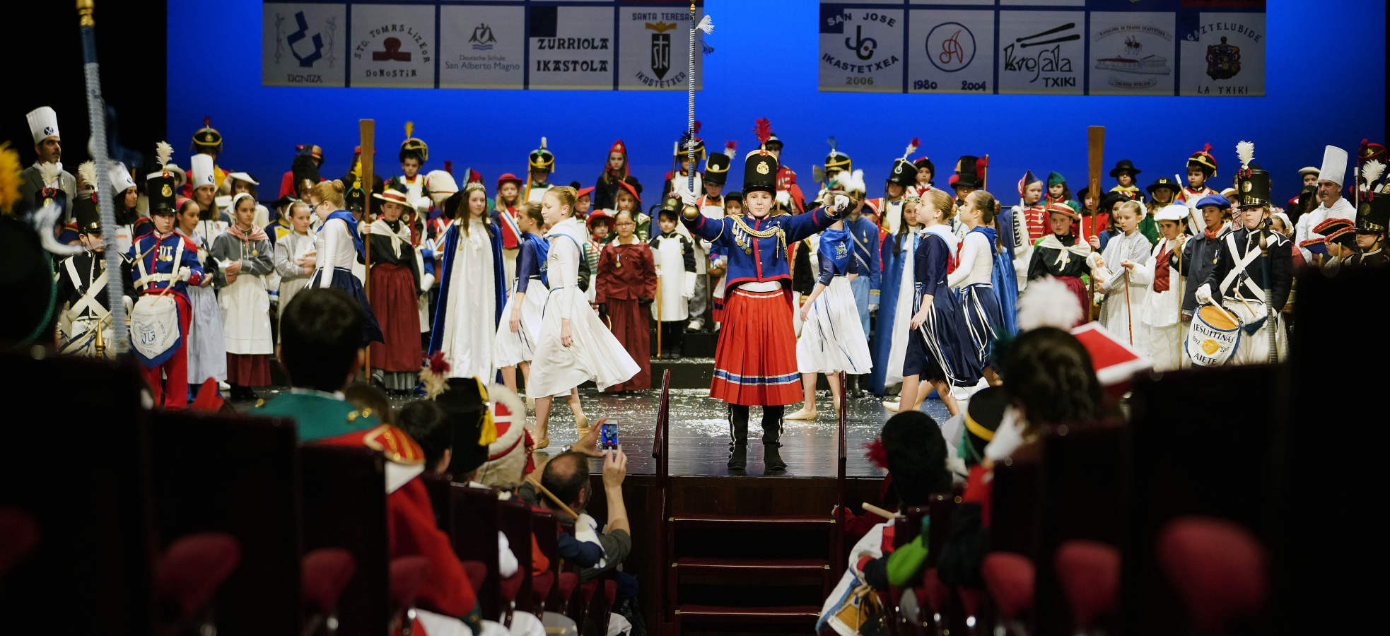 Este viernes se han presentado en el Teatro Victoria Eugenia los personajes de la Tamborrada Infantil 2019. A continuación, en la Sala China ha tenido lugar un acto de homenaje que Manuel de Larramendi Ikastetxea ha ofrecido al alcalde de San Sebastián Eneko Goia y al concejal de Actividades Festivas Alfonso Gurpegui.