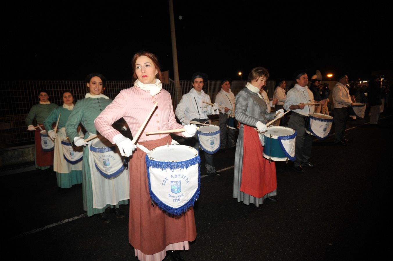 La tamborrada Antxeta S.D.R. ha animado durante la noche las calles de Gros