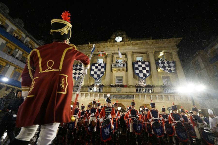 Finaliza un año más la fiesta grande de San Sebastián con la arriada de la bandera en una plaza de la Constitución abarrotada.