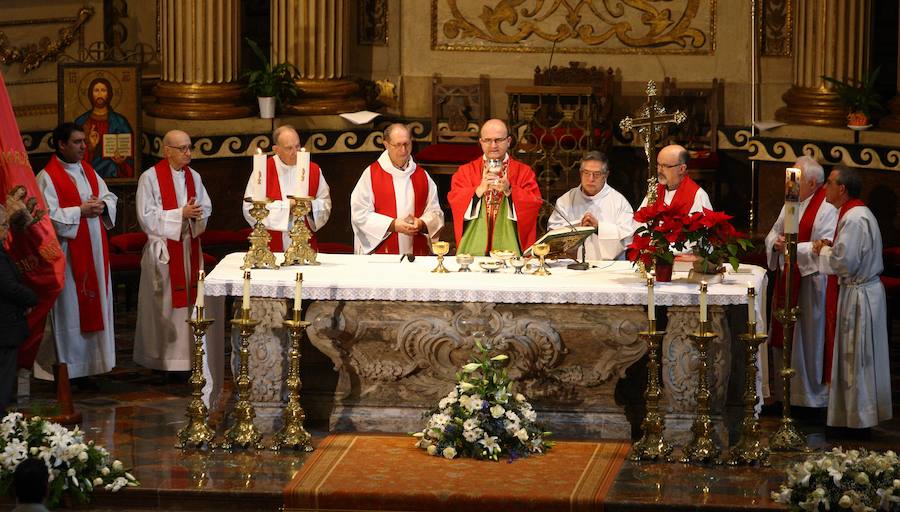 Una tamborrada ha cerrado la misa en la iglesia Santa María de San Sebastián.