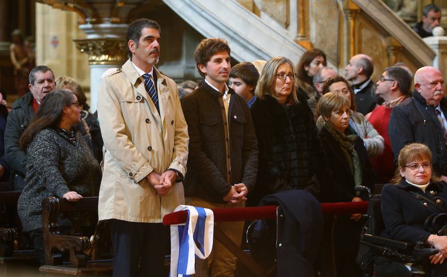 Una tamborrada ha cerrado la misa en la iglesia Santa María de San Sebastián.