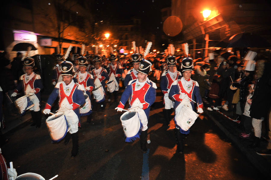 La tamborrada de Sansustene, la tercera más antigua del barrio de El Antiguo y la número catorce en el listado histórico donostiarra, celebra su salida número 50 por las calles del barrio. 