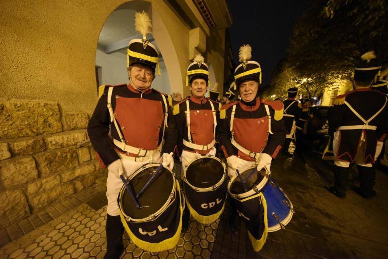 La Tamborrada Loiolatarra desfiló por las calles de San Sebastián con alegría y haciendo sonar los tambores. 