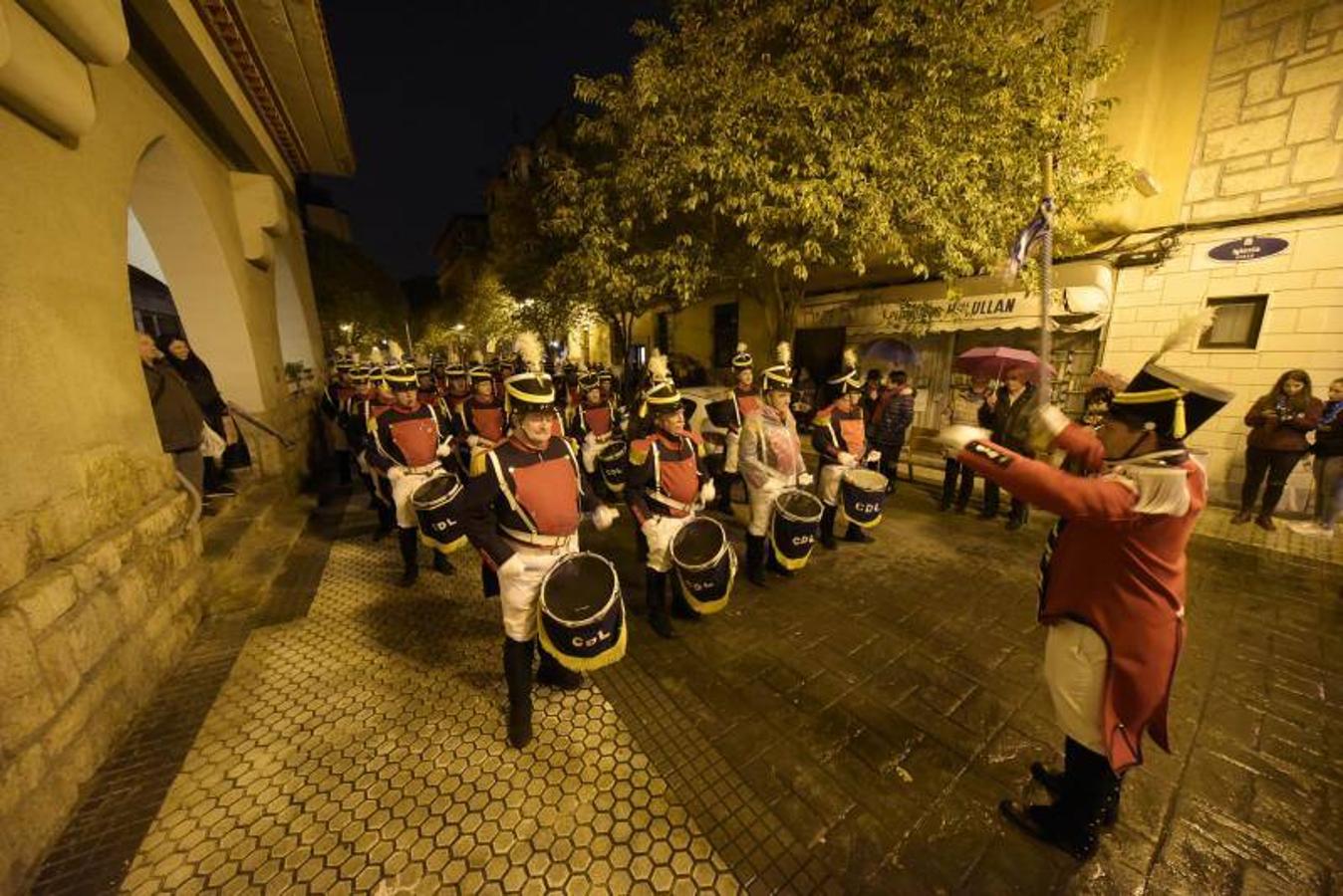 La Tamborrada Loiolatarra desfiló por las calles de San Sebastián con alegría y haciendo sonar los tambores. 