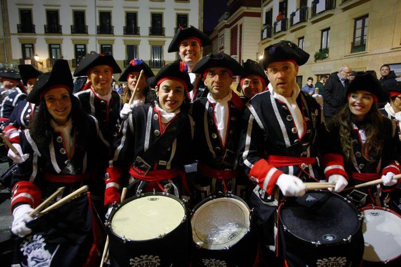La Tamborrada Kaialde ha disfrutado del día de San Sebastián. La tamborrada de Kaialde surge en el año 2006 unida a la Sociedad Kaialde de Fermín Calbetón. Se trata de una tamborrada mixta con cerca de 200 componentes entre tambores, barriles, aguadores y abanderadas