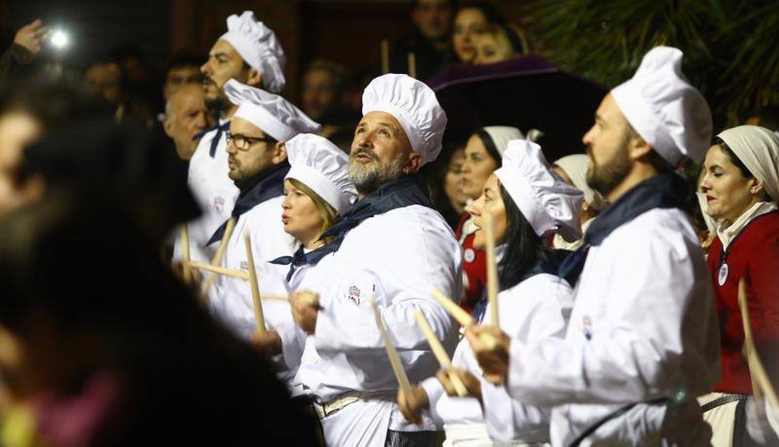 La Tamborrada Kaialde ha disfrutado del día de San Sebastián. La tamborrada de Kaialde surge en el año 2006 unida a la Sociedad Kaialde de Fermín Calbetón. Se trata de una tamborrada mixta con cerca de 200 componentes entre tambores, barriles, aguadores y abanderadas