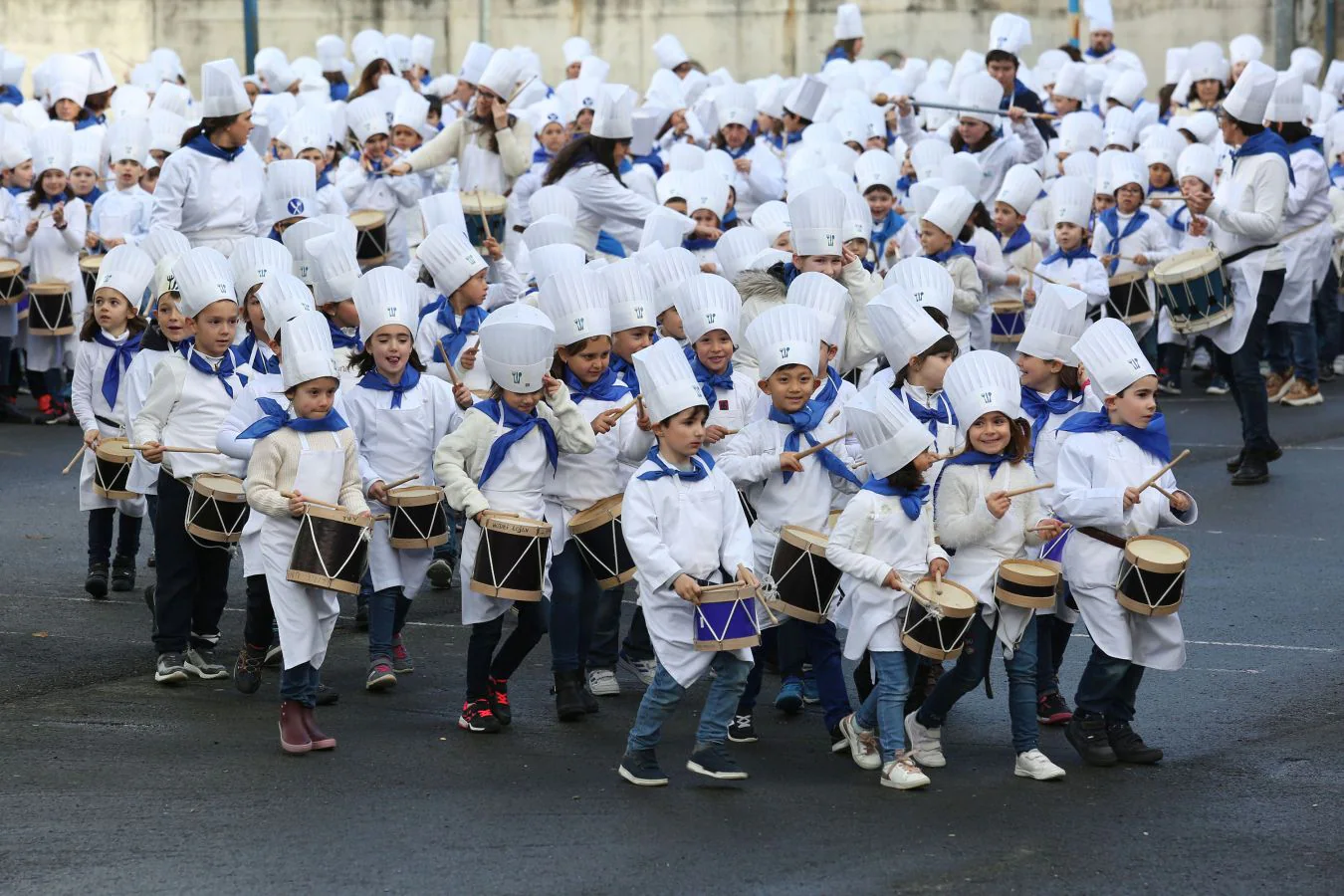 Los escolares de Zuhaisti, en Gros, de Santa Teresa en el Antiguo y de la ikastola de Altza han hecho sonar son tambores y barriles y han adelantado la fiesta de San Sebastián