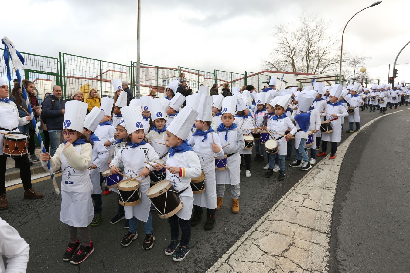 Los escolares de Zuhaisti, en Gros, de Santa Teresa en el Antiguo y de la ikastola de Altza han hecho sonar son tambores y barriles y han adelantado la fiesta de San Sebastián